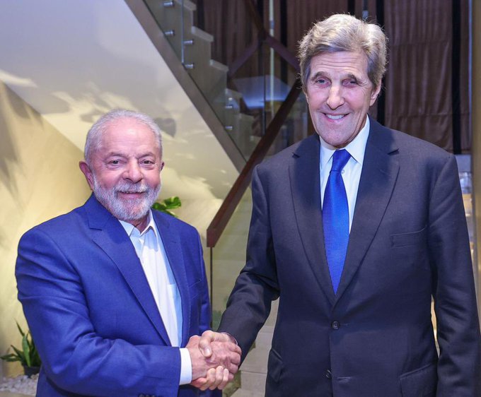Lula e John Kerry sorriem para a foto e apertam as mãos