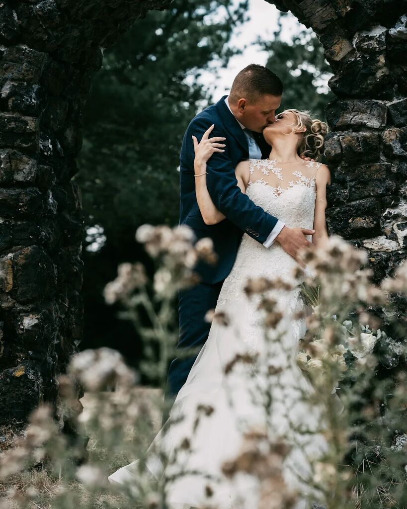 tcullenphoto's tweet photo. Such a gorgeous summer wedding for K&J 🥰
It was my first time shooting a wedding at Judd's Folly and so cool to find these ruins for some couple portraits 📷
#kentweddingvenue #kentweddingphotographer #weddingportrait #shesaidyes #kentbride
Venue @juddsfollyhotel
Hair @hai… https://t.co/jepgigQ4Po