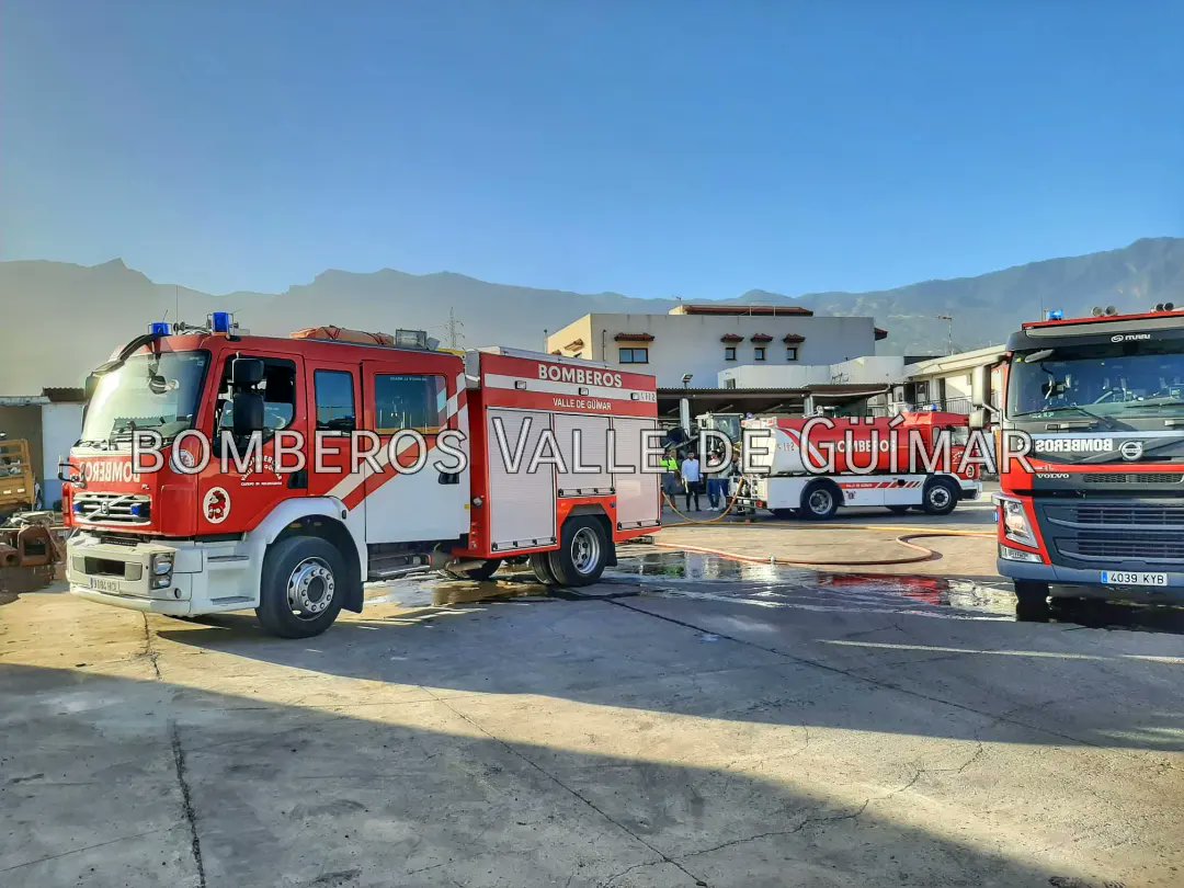 BomberosGuimar's tweet photo. Esta tarde fuimos nuevamente activados por la Central de Coordinación por un incendio que afectó a varios vehículos industriales. Al lugar también se desplazó una dotación de @BomberosTf Guardia Civil, Policía Local y Servicio de Urgencias Canario.

#bomberosvalledegüímar https://t.co/A4b3IoLlxH