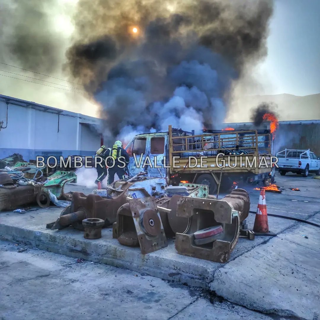 BomberosGuimar's tweet photo. Esta tarde fuimos nuevamente activados por la Central de Coordinación por un incendio que afectó a varios vehículos industriales. Al lugar también se desplazó una dotación de @BomberosTf Guardia Civil, Policía Local y Servicio de Urgencias Canario.

#bomberosvalledegüímar https://t.co/A4b3IoLlxH