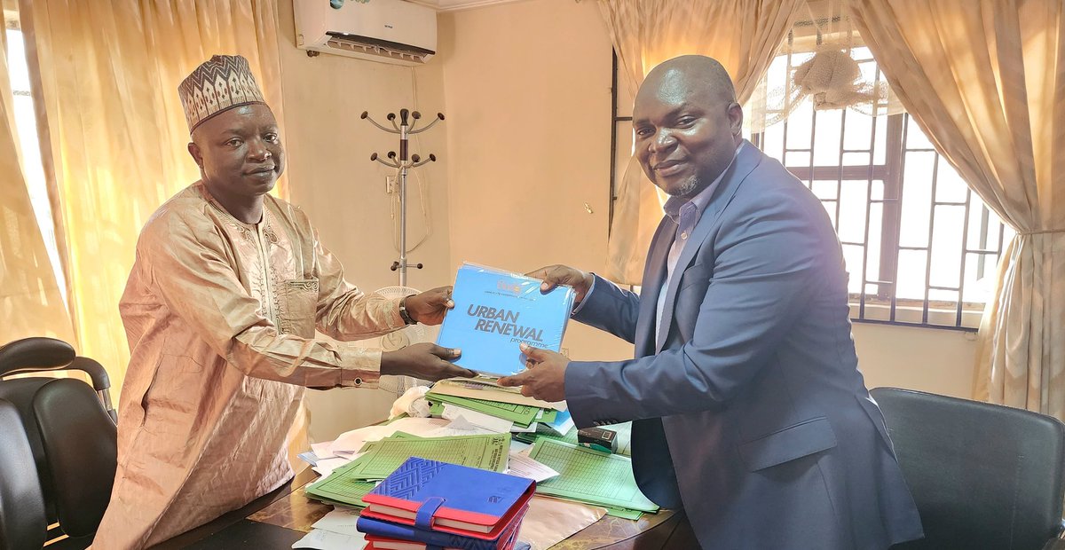 ondo_planner's tweet photo. The Hon. Commissioner, Ondo State Ministry of Physical Planning and Urban Development, Alhaji Amidu Takuro hosting Mr. Abimbola Olujide, the Senior Government Advisor, Chevron Nigeria today 15th November 2022 in Akure, Ondo State. – at Akure, Ondo State https://t.co/1gfhInux7O