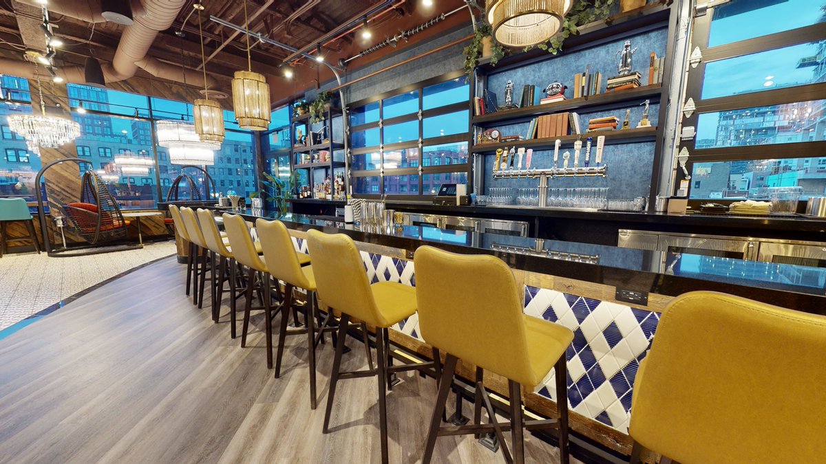 L3CapitalLLC's tweet photo. Puttery Chicago has arrived in Fulton Market!  This modern indoor mini-golf destination has two 9-hole courses, three full bars, indoor/outdoor rooftop terrace, and phenomenal menu. @putteryofficial  #L3Capital #FultonMarket #Chicago #Puttery #PrimeUrbanRetail https://t.co/iGF8s66k8s