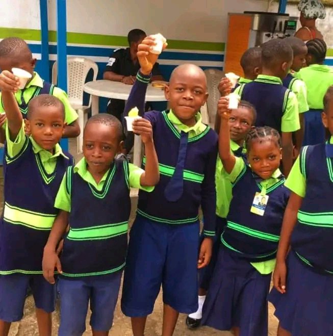 AlcefSchLimbe's tweet photo. It's recess!
What are they lining up to buy...???
Ice cream🍦🍧🧁🍨!!!!
Happy savouring, children! Bon appétit!!!!

ALCEF School 
Botanic Garden, Limbe - Cameroon 🇨🇲 
☎️: 677-938-722 ☎️:690-026-059 
Website: https://t.co/y6iPleClvs https://t.co/V70ZwAQjqQ