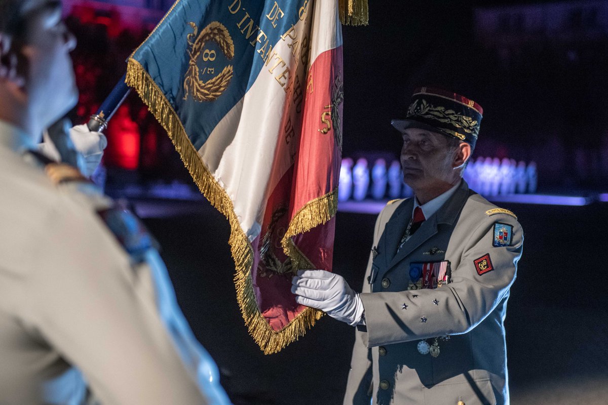 Adieu aux armes du général Vincent GUIONIE, ancien commandant des forces terrestres. Je rends hommage à cet officier exceptionnel qui a servi son pays avec passion, humanité et exigence, à chaque étape d'une riche carrière. Un exemple pour les chefs de demain. #ÊtreChef