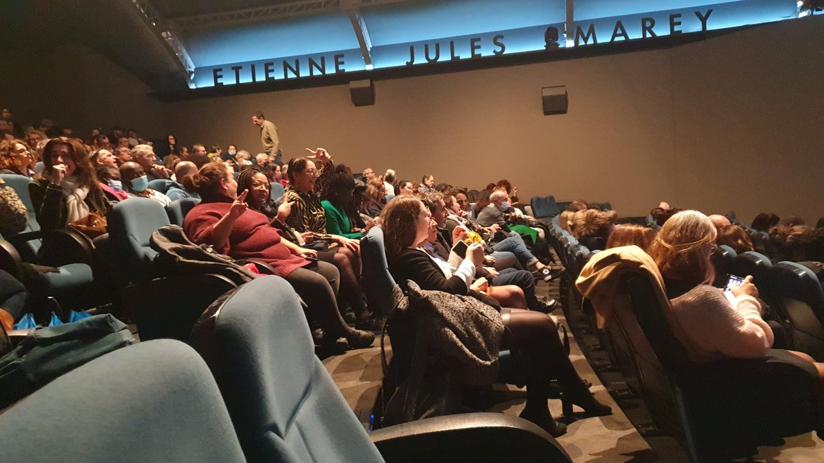 djneft's tweet photo. "On devrait inventer une application pour noter les parents".
Les salariés Orange a l'avant première du film "les femmes du Square" @amb_digit https://t.co/odBvlsdjzs