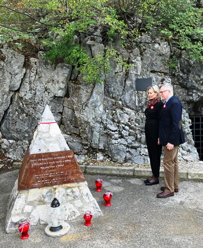 JoannaOlendzka's tweet photo. Z okazji Święta Niepodległości złożyliśmy hołd 🇵🇱żołnierzom poległym na froncie w dolinie Soczy w czasie I wojny świat przy obelisku na Wzgórzu #Sabotin 
Memoriał przypomina o 🇵🇱 daninie krwi na froncie nad Soczą. Polacy również tutaj bili się o wolność naszą i waszą. Pamiętamy https://t.co/r2qGhjD8d1
