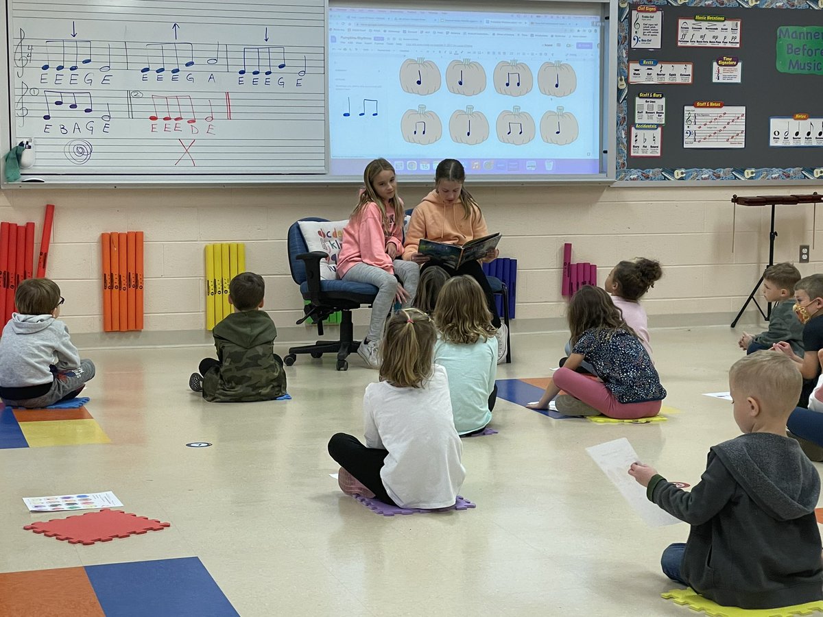MrsOKaneMusic's tweet photo. Our happy helpers read a book about turkeys in #firstgrademusic today!! ๐ ๐ต @troecoe117 https://t.co/E3t4MrkuLM