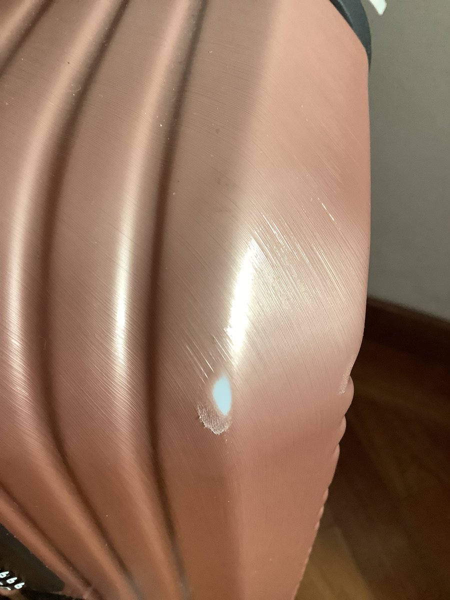 cherylgf's tweet image. Viajar con @Avianca @AviancaSAM @AviancaEscucha @AviancaSAM es regresar con una maleta completamente nueva,  partida y rayada aún así se les haya pagado “seguro” para prevenir estos daños. Que vergüenza su servicio de equipaje ¿quien responde por los daños?