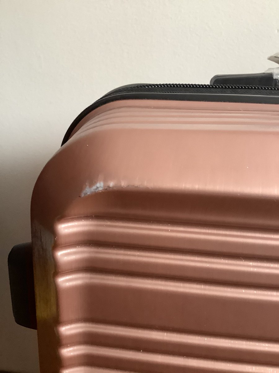 cherylgf's tweet image. Viajar con @Avianca @AviancaSAM @AviancaEscucha @AviancaSAM es regresar con una maleta completamente nueva,  partida y rayada aún así se les haya pagado “seguro” para prevenir estos daños. Que vergüenza su servicio de equipaje ¿quien responde por los daños?