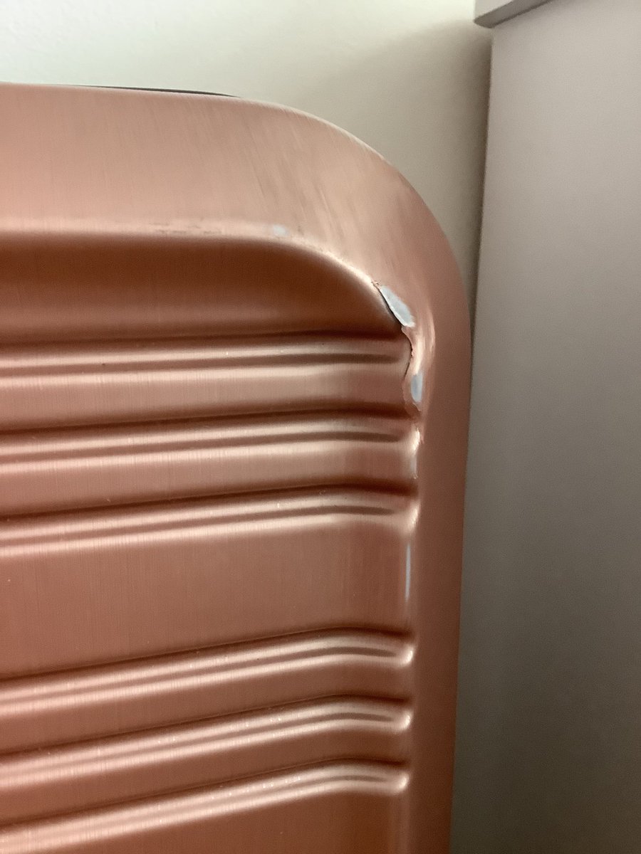 cherylgf's tweet image. Viajar con @Avianca @AviancaSAM @AviancaEscucha @AviancaSAM es regresar con una maleta completamente nueva,  partida y rayada aún así se les haya pagado “seguro” para prevenir estos daños. Que vergüenza su servicio de equipaje ¿quien responde por los daños?