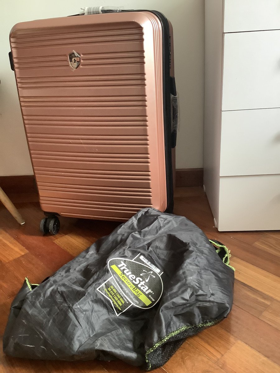 cherylgf's tweet image. Viajar con @Avianca @AviancaSAM @AviancaEscucha @AviancaSAM es regresar con una maleta completamente nueva,  partida y rayada aún así se les haya pagado “seguro” para prevenir estos daños. Que vergüenza su servicio de equipaje ¿quien responde por los daños?