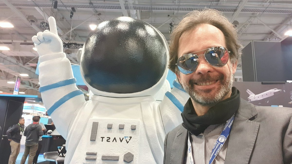 Spending time in <a href="/VAST_Data/">VΛST Data</a> booth <a href="/Supercomputing/">SC25</a> #SC22