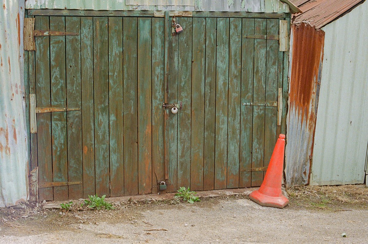 timdobbsphoto's tweet photo. "Locked" .. Minolta X700, 50mm f1.4 on Lomo 400CN dev/scans by @film_dev #believeinfilm #lonesomecone #filmisnotdead https://t.co/bByCYr8ZhI