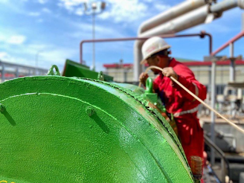 📢Electricistas avanzan en los trabajos de mantenimiento preventivo, con acciones manual mecánicas, limpieza y pintura al motor de la bomba de envío de amoníaco U-GA 101B en Planta de Urea, con la finalidad preservar la vida útil de este equipo.💯
#VenezuelaCreceYAvanza 
#Nov15
