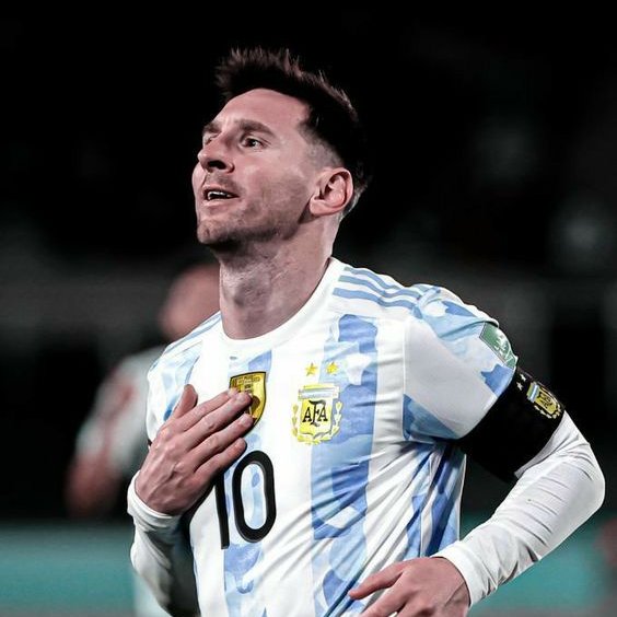 FOXSportsArg's tweet photo. La ONU anuncia que hoy, 15 de noviembre de 2023, somos 8 mil millones de personas en el mundo. Entre esta multitud, la figura por la que millones de personas se animan a soñar surge de Rosario para el mundo: ✨​Lionel Messi ​🇦🇷​ ✨​

#FoxSportsArgentina #Messi #8billones https://t.co/yGoHGDdj8P