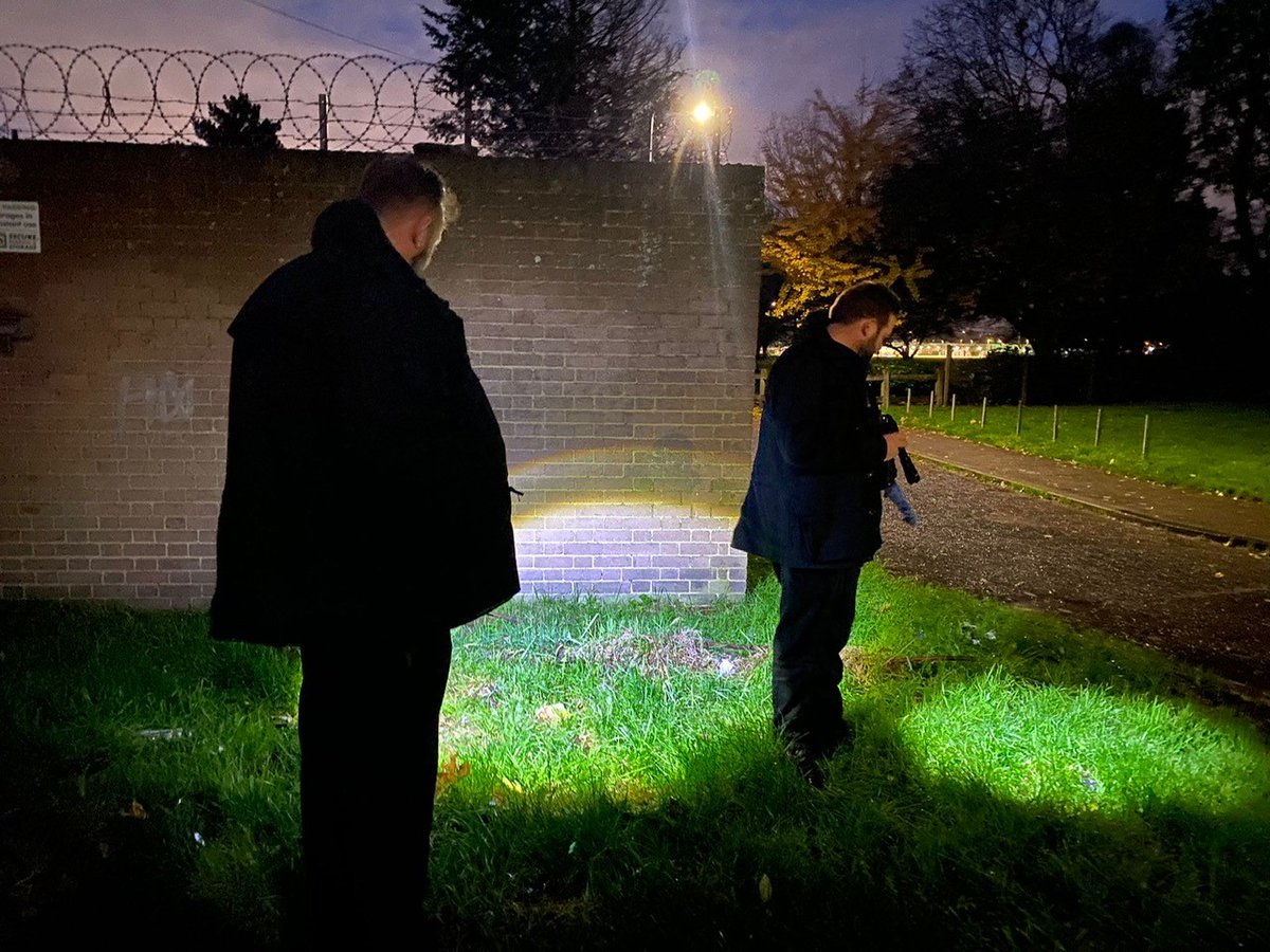 MPSNortholtWest's tweet photo. Today @MPSNortholtWest &amp; @MPSPerivale conducted a weapon sweep at Rectory park. We will be doing this more often to keep the park safer. Working together with @ParkguardLtd #letsmakeitsafe #VAWG @ealingMPS https://t.co/xCgumkHi2v