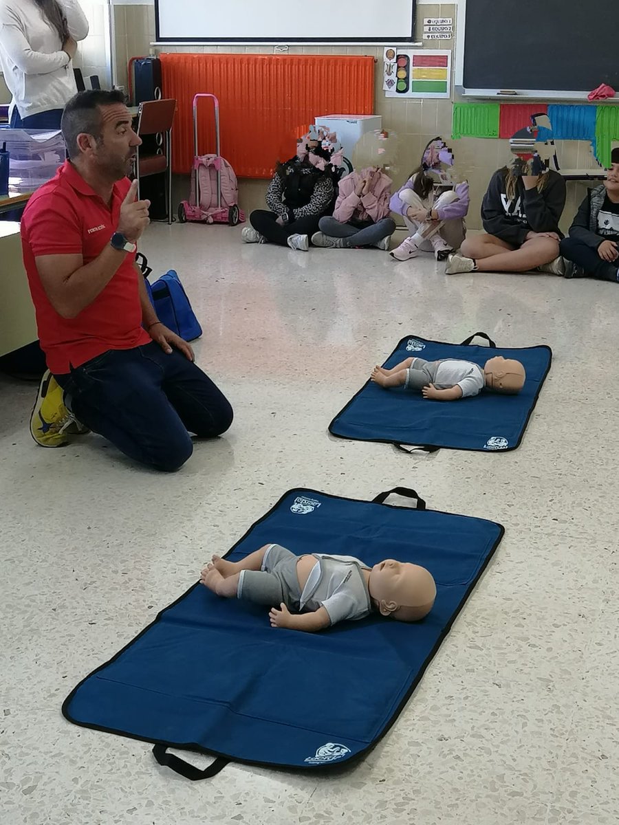 CRGuardamar's tweet photo. 📣¿Sabes como actuar ante un accidente?

Aprender técnicas de atención inmediatas ante una emergencia...¡Salva vidas! 

Desde Cruz Roja Española Guardamar impartimos formación en los Centros Educativos sobre #PrimerosAuxilios 

#SalvaVidas 
#SerMejores https://t.co/mA8ldadgp6