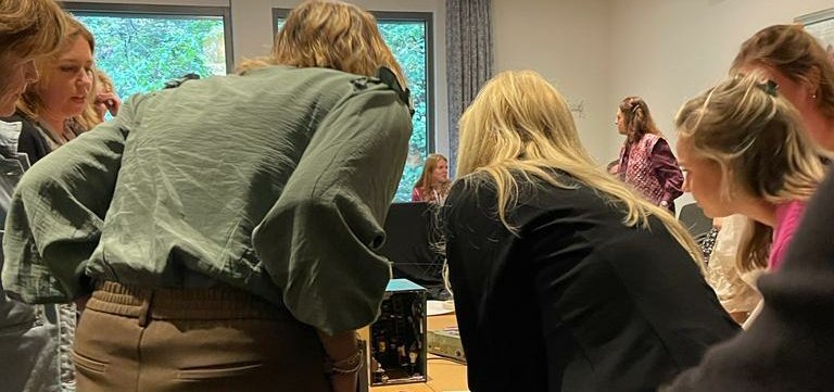 50 Studenten van <a href="/HOGESCHOOLKPZ/">Hogeschool KPZ</a> komen 22-11 naar WALHALLAb. En ze gaan heel veel leren over leren,  #willenleren, goed kijken, talent herkennen en...
dat blijft nog ff geheim.

Het is de zoveelste Pabo die deze stap zet. Op weg naar beter, met de wereld verbonden #onderwijs.