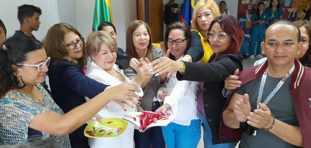 Este martes #15Nov desde la  <a href="/FaCE_UC/">FaCE-UC</a> se realizó la presentación y bautizo del libro "El fin de los tiempos" en memoria del poeta, ensayista profesor Gustavo Fernández Colón.  

#LeeTiempoUC #FaCEActiva