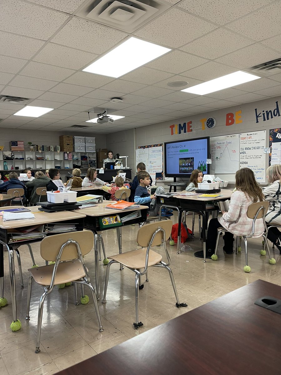 This classroom! This teacher! D Johnson is always amazing and helping students grow and learn 4th grade at NSE! She is a Rock Star! Working with students finding character challenges and evidence to support the challenges! @co_sumner <a href="/sumnertigers/">NorthSumnertigers</a>