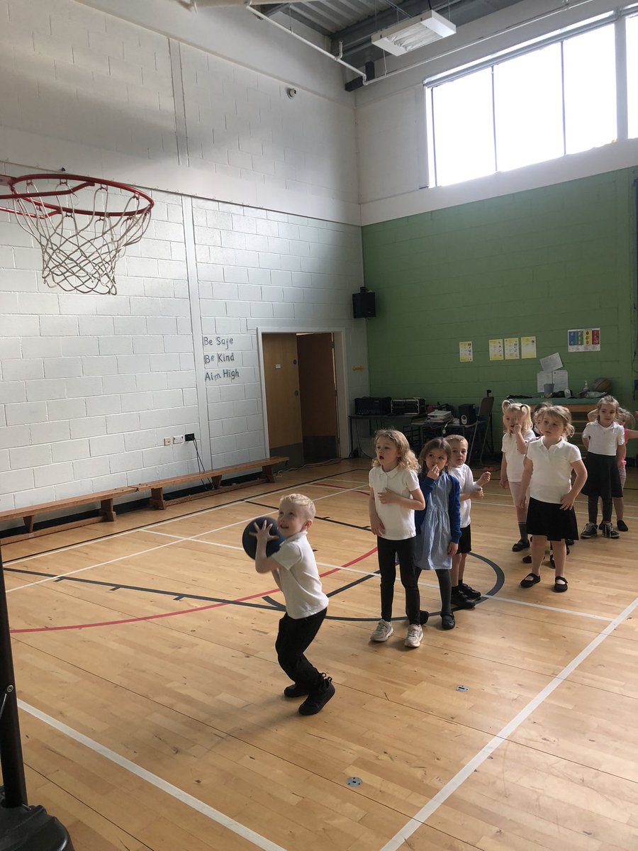 Cuiken_Primary's tweet photo. P1 practising their basketball skills! 🏀 https://t.co/Jb4WYDaii4