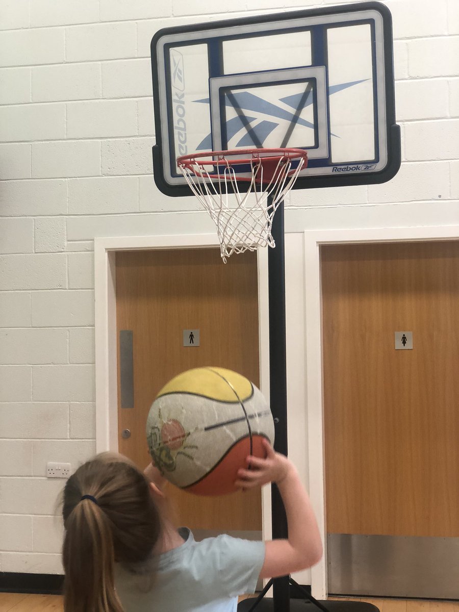 Cuiken_Primary's tweet photo. P1 practising their basketball skills! 🏀 https://t.co/Jb4WYDaii4