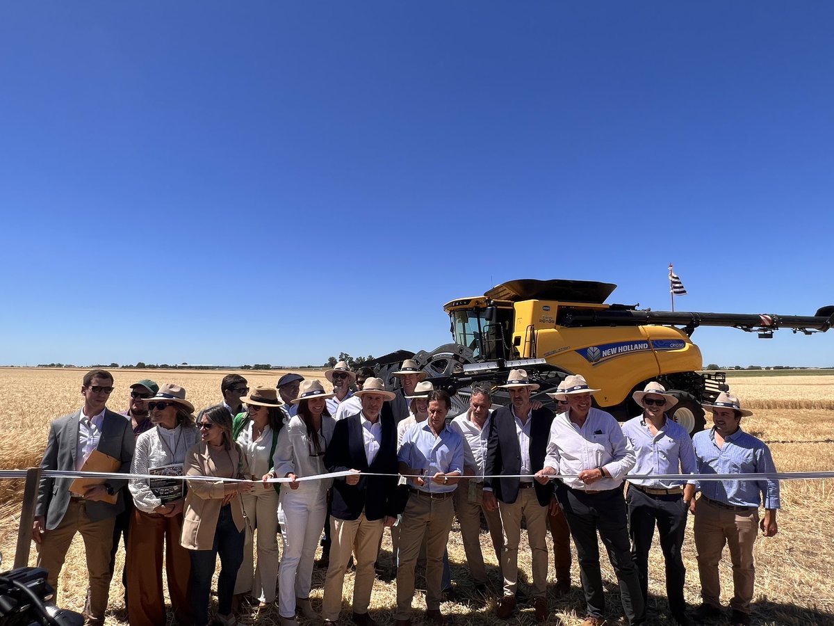 LuisLacallePou's tweet photo. Visitamos la Escuela Agraria La Concordia y participamos en inauguración de la cosecha de trigo, en Dolores. https://t.co/O3OmtyTzcS