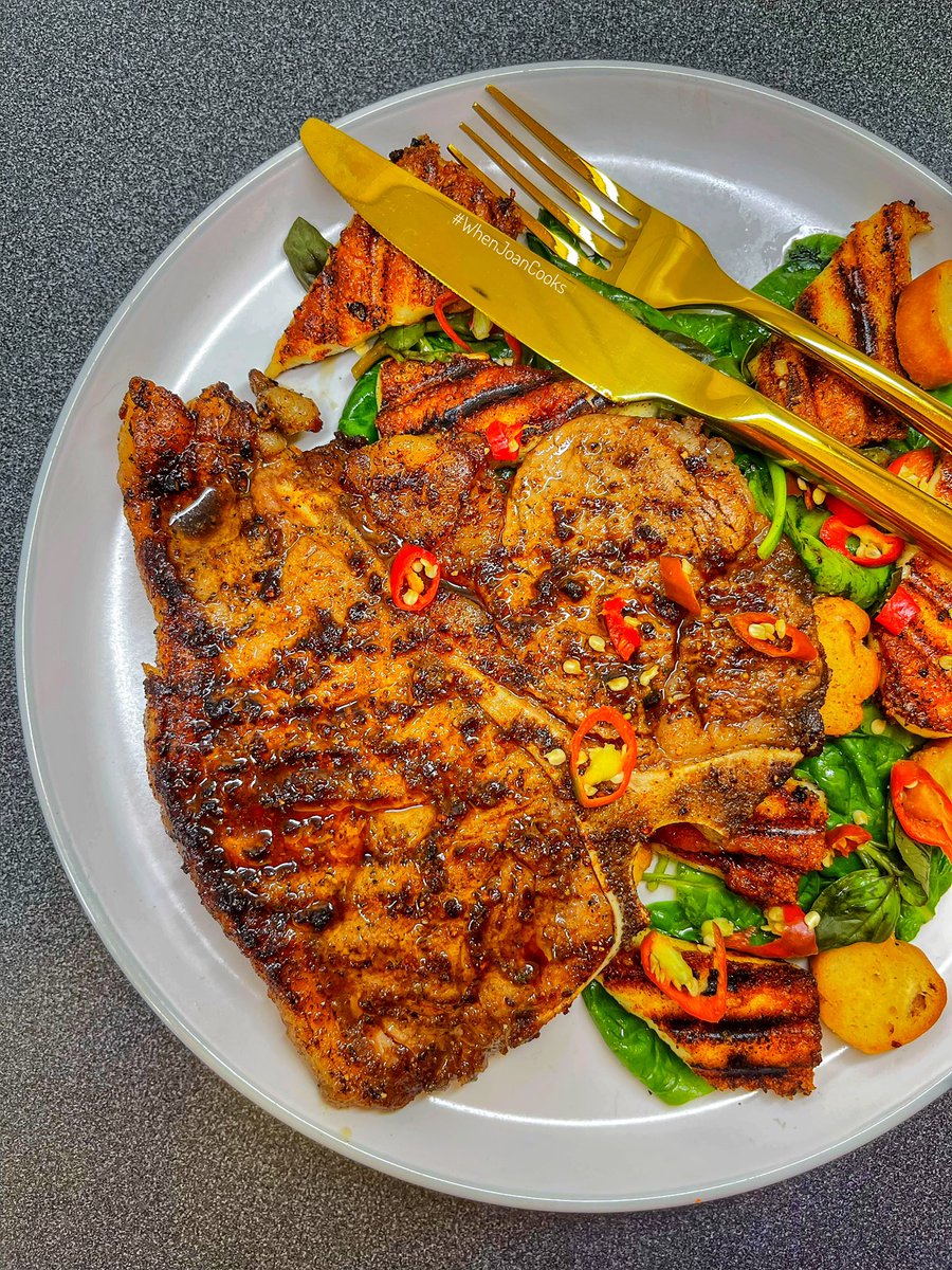 GabsDiva's tweet photo. Dinner Is Served - “Bona Pattern” 🤌🏼 … Seared Tbone Steak, Served With A Crispy Paprika Coated Halloumi On A Bed Of Baby Spinach And Basil. Topped With Croutons &amp; Fresh Red Chilli. And Dressed In A Black Balsamic Vingerette. 💯❤️🤤 … #WhenJoanCooks #MmaboThings #SeasonForSalads https://t.co/ZDWRxpGP0z