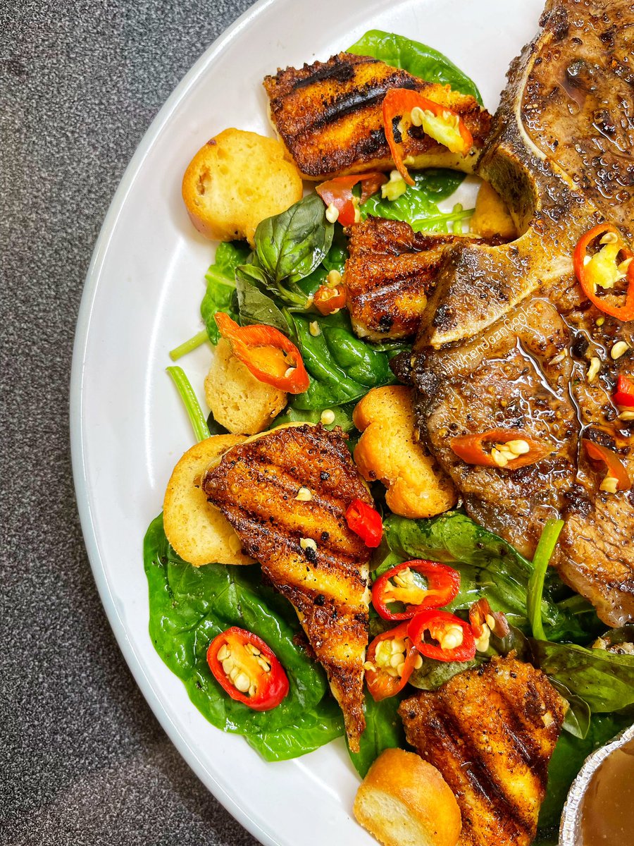 GabsDiva's tweet photo. Dinner Is Served - “Bona Pattern” 🤌🏼 … Seared Tbone Steak, Served With A Crispy Paprika Coated Halloumi On A Bed Of Baby Spinach And Basil. Topped With Croutons &amp; Fresh Red Chilli. And Dressed In A Black Balsamic Vingerette. 💯❤️🤤 … #WhenJoanCooks #MmaboThings #SeasonForSalads https://t.co/ZDWRxpGP0z