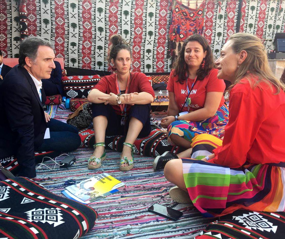 À la #COP27, discussions avec le @RACFrance et Women For Future. L’ONU le dit : les femmes sont les plus vulnérables face au changement climatique. Elles sont ainsi les victimes d’un même capitalisme destructeur de l’environnement. Mais elles sont aussi motrices du changement !