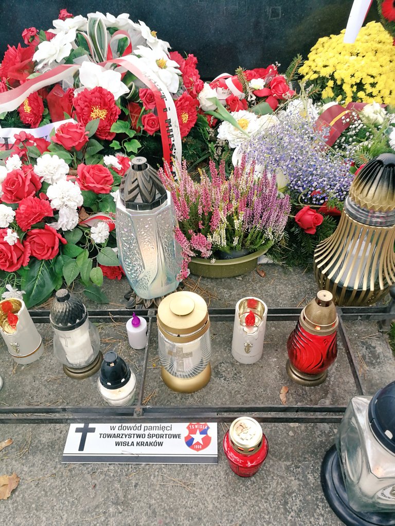 BzdzikotT's tweet photo. @Kloc_K W ogóle krakowskie kluby jakoś bardzo aktywne w Wilnie. Na poczatku listopada, na Rossie tam, gdzie spoczywa "Matka i serce Syna" wieńce i znicze od @TSWislaKrakow https://t.co/YJmeYyZYYX