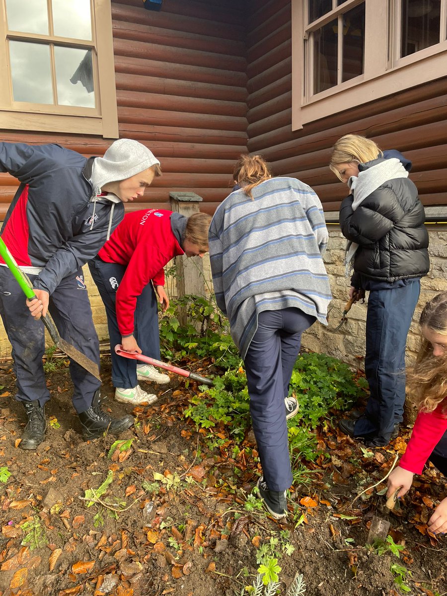 MonktonPartners's tweet photo. Great progress on the memorial garden @Combe_Down as part of the service element of the @MonktonLeadership Award 🌱🌤️ #schoolstogether #powerofpartnerships #MonktonSenior #MonktonPartners #MonktonYear12 https://t.co/VZFKhqDum0