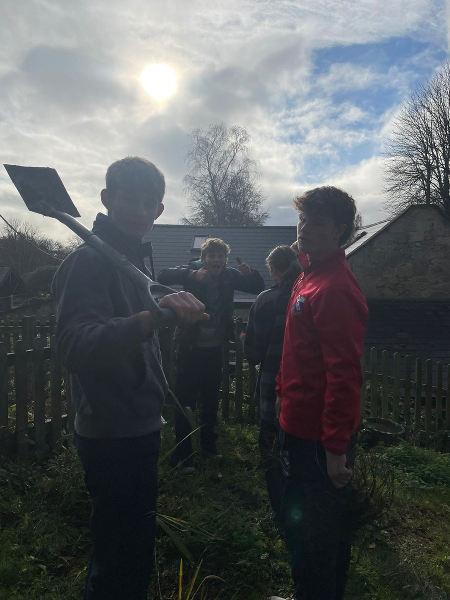 MonktonPartners's tweet photo. Great progress on the memorial garden @Combe_Down as part of the service element of the @MonktonLeadership Award 🌱🌤️ #schoolstogether #powerofpartnerships #MonktonSenior #MonktonPartners #MonktonYear12 https://t.co/VZFKhqDum0
