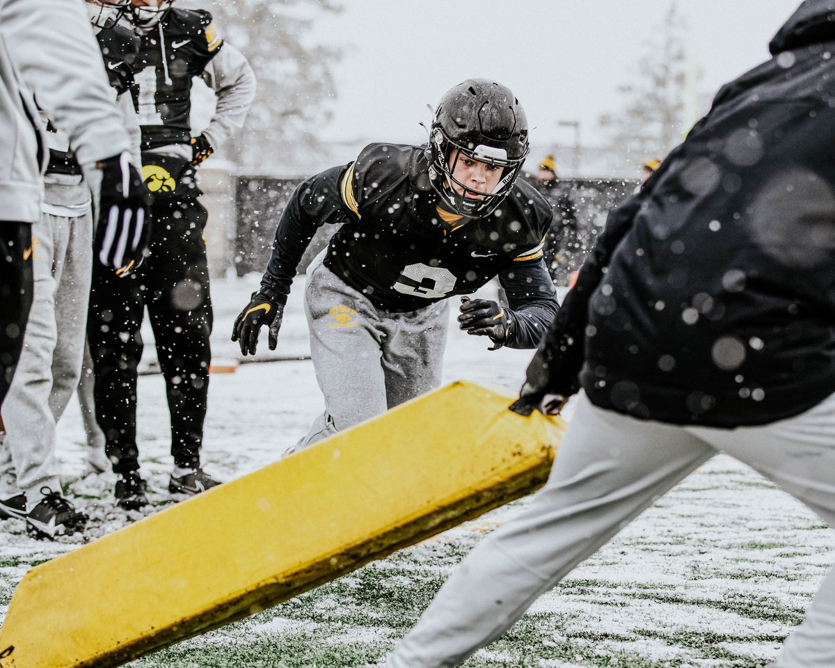 HawkeyeFootball's tweet photo. In a snow globe ❄️

#Hawkeyes https://t.co/Z5nU0BOcdt
