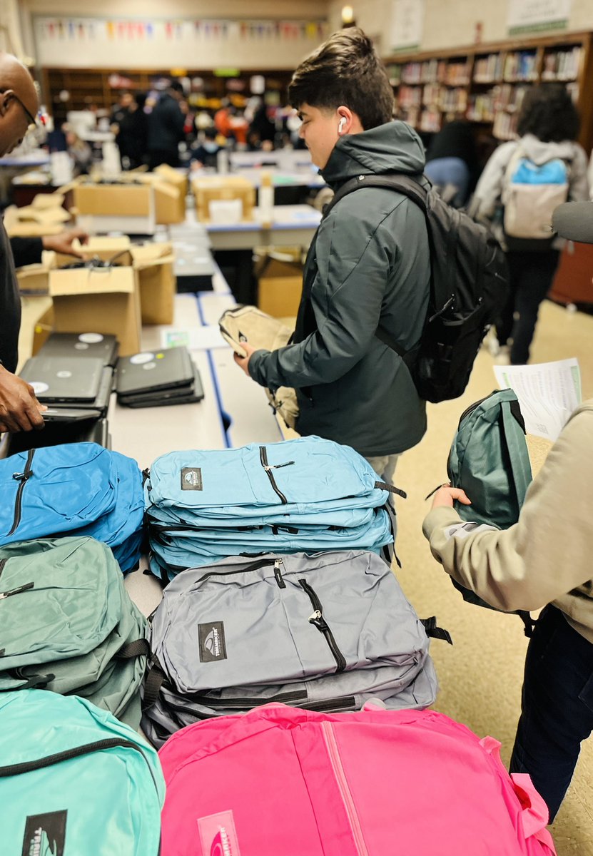 Thank you <a href="/Comp_U_Dopt/">Comp-U-Dopt</a> and our Chi-Rise partner, Crown Family Philanthropies, for distributing free laptops and bags to all of our @ThomasKelly_HS <a href="/KellyPostsec/">KCP Postsecondary</a> Class of 2023 seniors today!!!