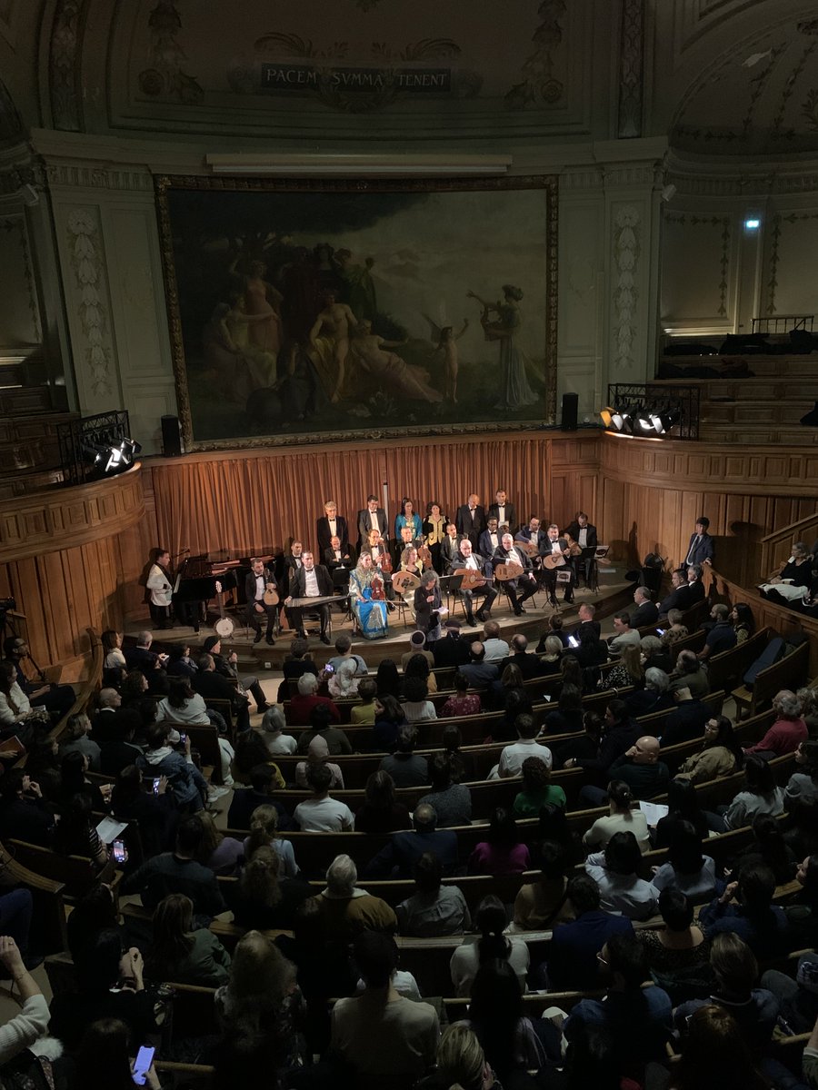 LettresSorbonne's tweet photo. #Hommage Ouverture du concert en hommage aux victimes des attentats du 13 novembre 2015 par Béatrice Perez, doyenne de la Faculté des Lettres de @Sorbonne_Univ_. https://t.co/wYf5B6TpMb