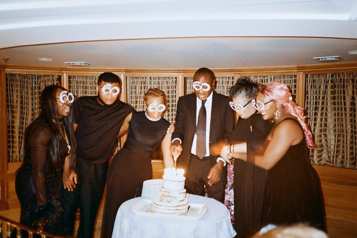 teddies_world's tweet photo. #familyfirst   🐻🐻🐻🐻🐻🤎🤎🤎
#fo60 
#MLLEalbum 
#GRAMMYs https://t.co/vl9vkcE9ET
