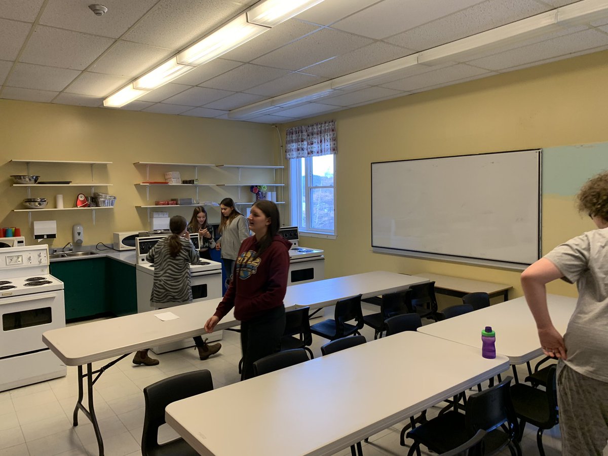 MrGFlynn's tweet photo. Had a little fun with @GoosechaseEDU today in core French.  Collaboration, communication, critical thinking and a whole lot of movement!  @NLESDCA @SWATigers https://t.co/ZNtfKktiio