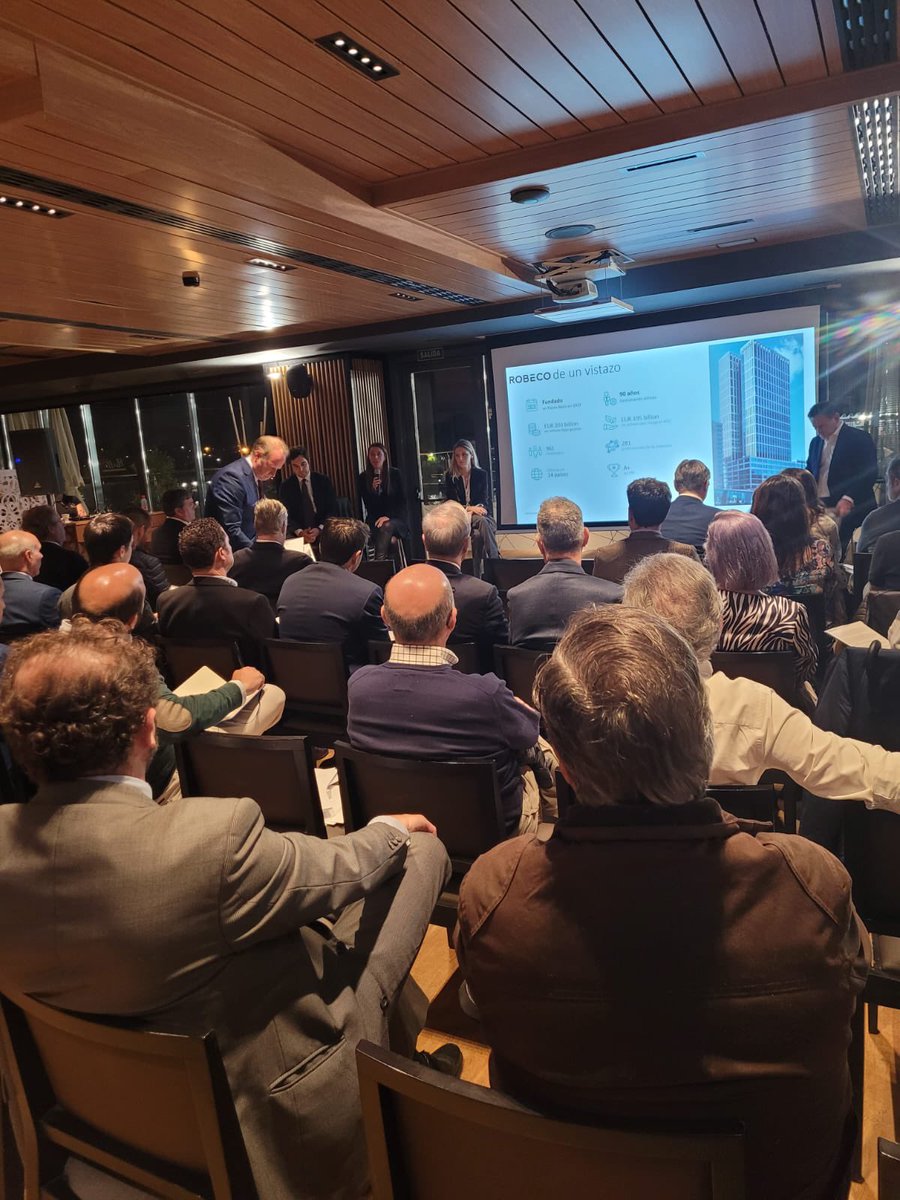 dalianv's tweet photo. En @AXAExclusiv el asesoramiento lo tenemos grabado en nuestro ADN. Gracias a @AXAIM a @PictetAM y a @Robeco  por acompañarnos y dar una visión global a nuestros cliente. Y por supuestos a nuestro DZ @ferrocu1964 por llevar la guía de nuestra reunión https://t.co/vTE8aHi7RI