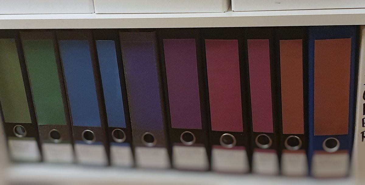 Ich hab meine Ordnerrückseiten gerade mit einem Farbverlauf beklebt, das Auge papierkramt schließlich mit.