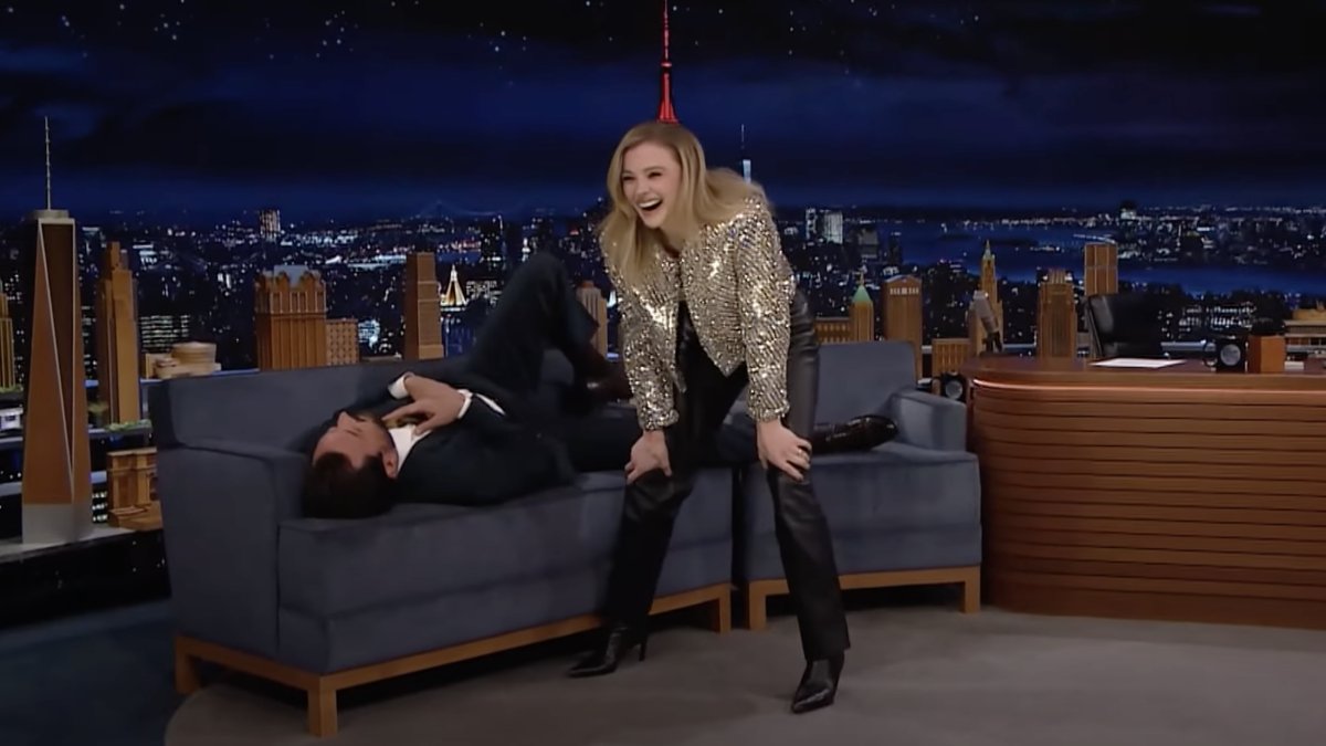 chweeks's tweet image. Chloë Grace Moretz casually Judo throws Jimmy Fallon over her shoulder dlvr.it/ScqXJ3