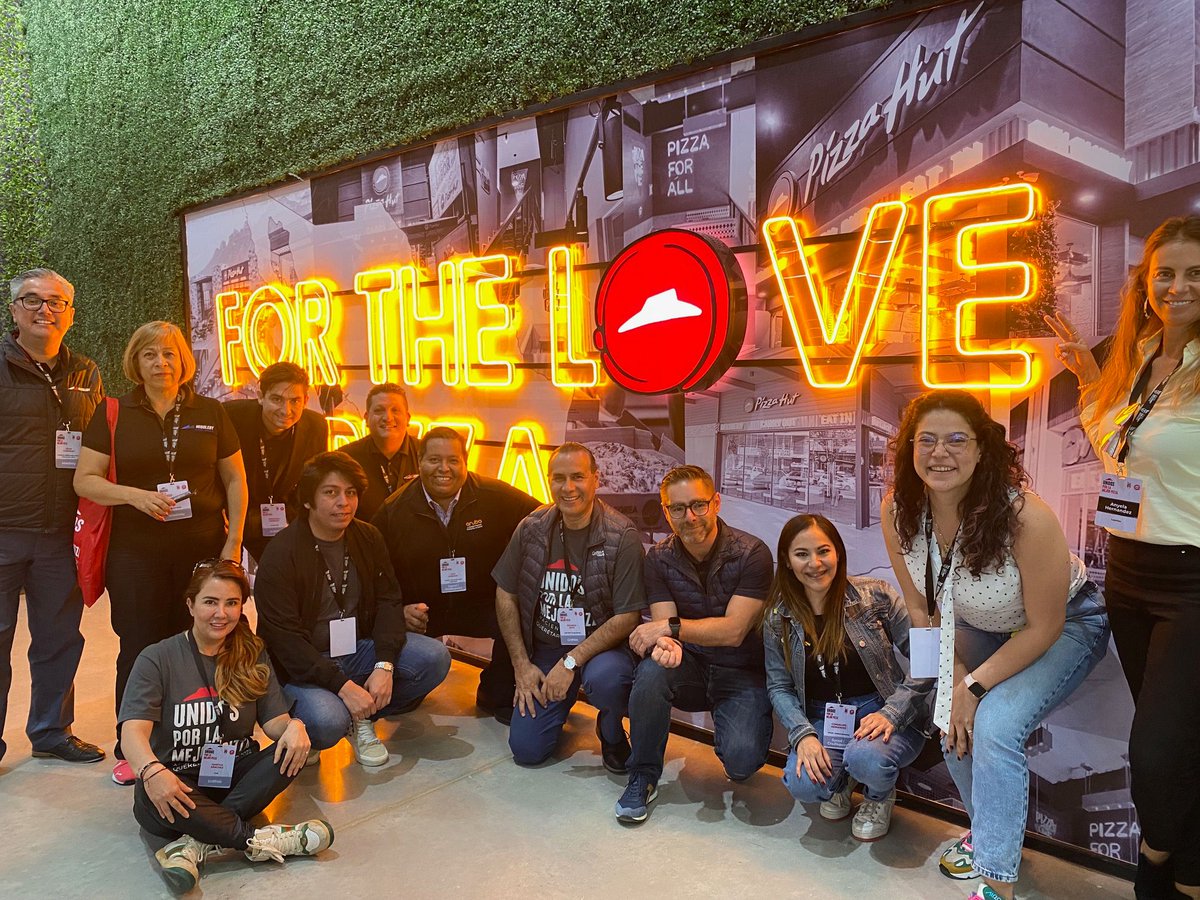 grupo_sycod's tweet photo. Es un honor haber estado en el evento de Franquiciados LATAM 2022 con @PizzaHut_Mexico; presentando todas las soluciones de #tecnología en tiendas para todos sus franquiciados en mancuerna con nuestro partner @cradlepoint 
¡En horabuena por todos los proyectos que vienen! 
#SYCOD https://t.co/1r0I7Cg4pT