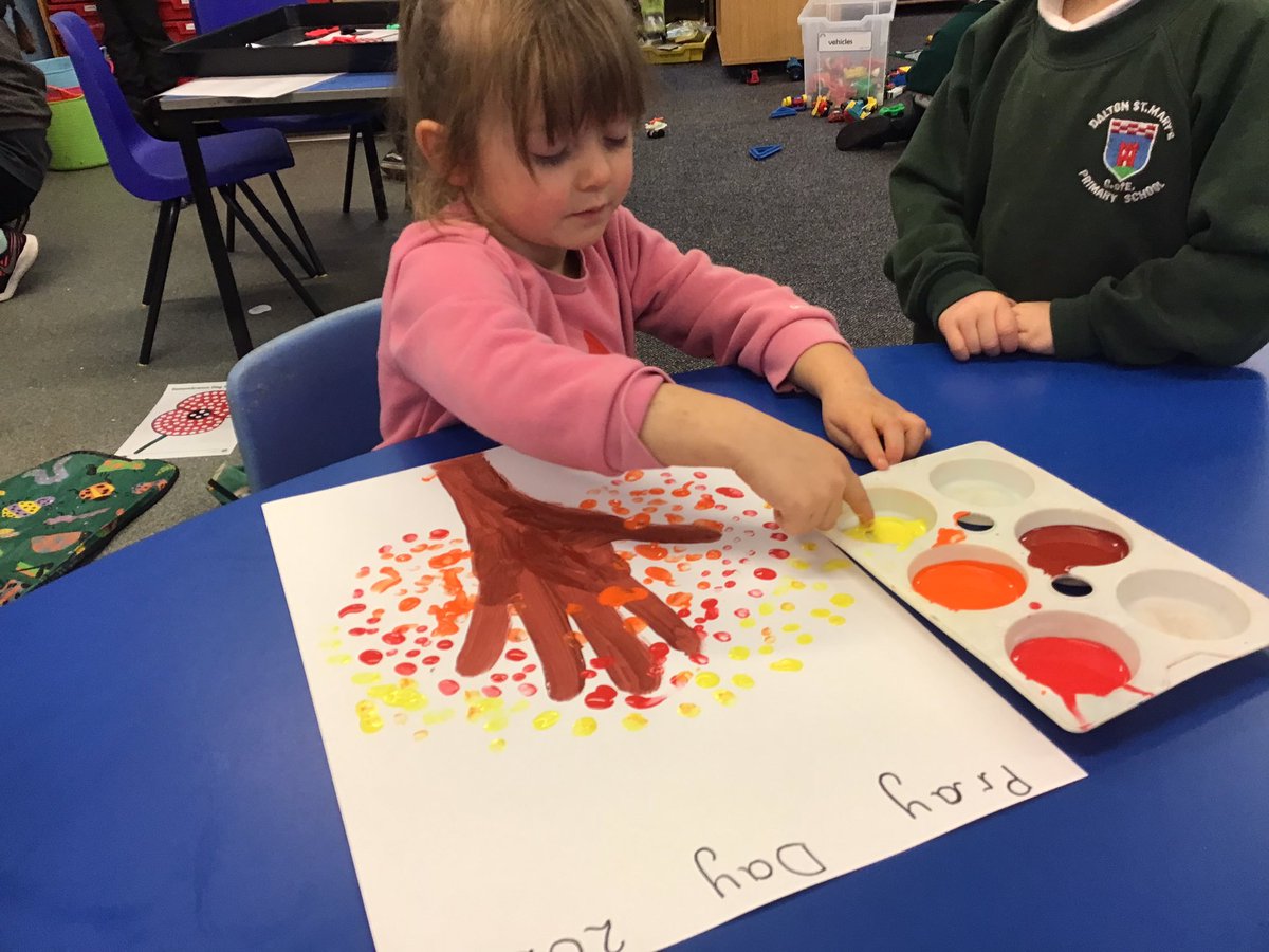 DsmDixon's tweet photo. We enjoyed our #Prayday2022 activities today. We talked about how our lives have changed since joining @DaltonStMarys and looked at how the leaves change in autumn. We made an autumn tree, collected some coloured leaves and had a good splash around in the mud #saydopray #eyfs https://t.co/WFUv94Zvyh