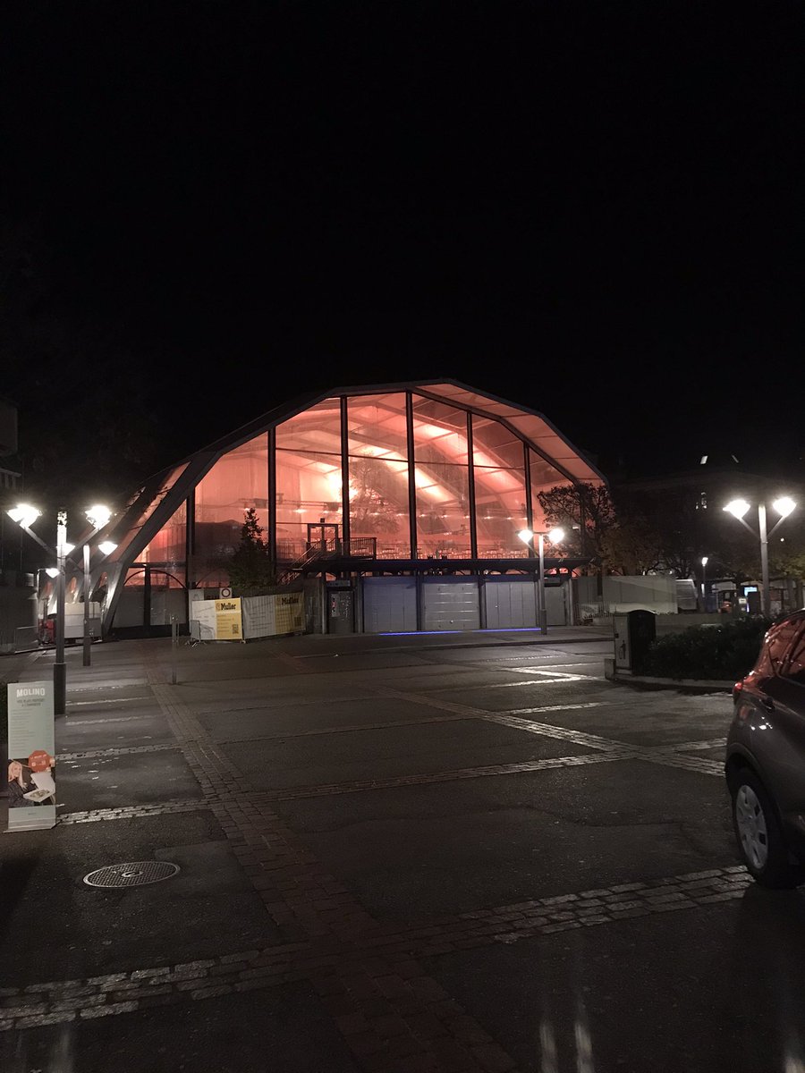 En novembre 2022, on chauffe une cantine à #Fribourg pour célébrer la fondue. 2022. Chauffer. Une. Cantine. 

C’est pire ou moins pire que les stades climatisés du #Qatar ça ?