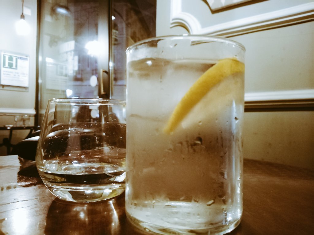 Si en #Madrid te regalan un cuixe de <a href="/BRUXOMEZCAL/">BRUXO</a> pues te lo tomas y te callas. Todo ocurre en el <a href="/1862DryBar/">1862DryBar</a>