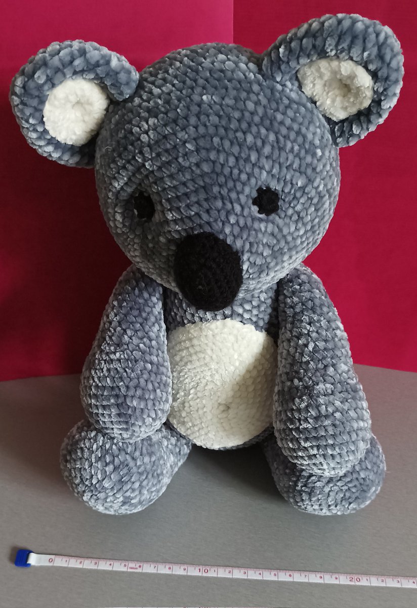 KhillyCut's tweet photo. Une grosse peluche est née à la maison. En position assise c'est un joli bébé de 27cm de hauteur. Cette merveille est une grande fierté pour moi !

#Crochet #koala https://t.co/MstkYkP8Ui