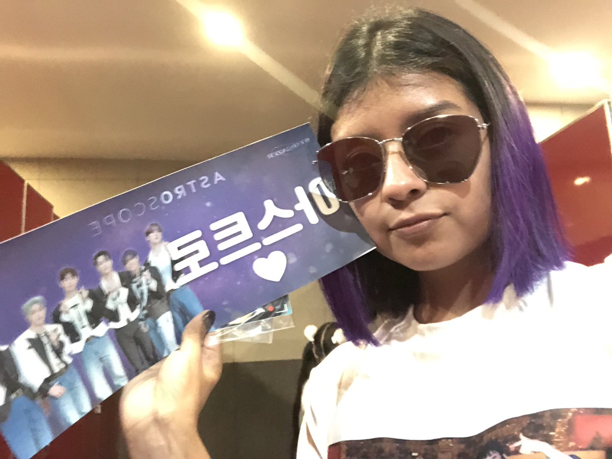 EdiAM1511's tweet photo. Para cerrar les cuento que al salir de la sala me puse los lentes xq mis ojos terminaron hinchados de tanto llorar🤣
Una roha me regaló cositas fanmade de los nenes que conservaré x siempre💜
#ASTRO #ASTROSCOPE #ASTROSCOPEXLATAM  #아스트로 @offclASTRO https://t.co/q82YYJdCNv