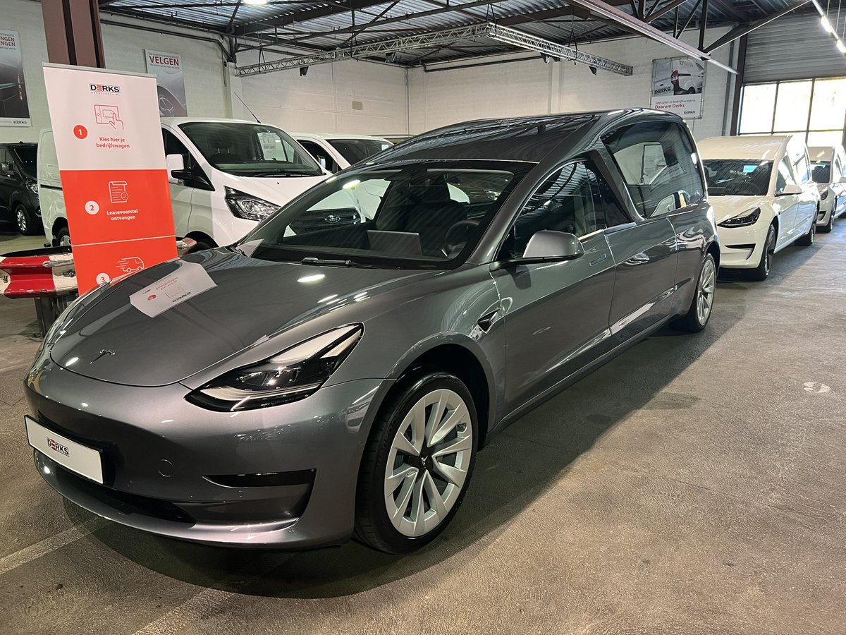 MonnereauTAXI's tweet photo. En dan staan er 7 Tesla rouwauto’s klaar om afgeleverd te worden. ( En 9 zijn er nog in productie.) #tesla #hearse #rouwauto #funeralassist #monnereau #doetinchem https://t.co/wKIiilId7t