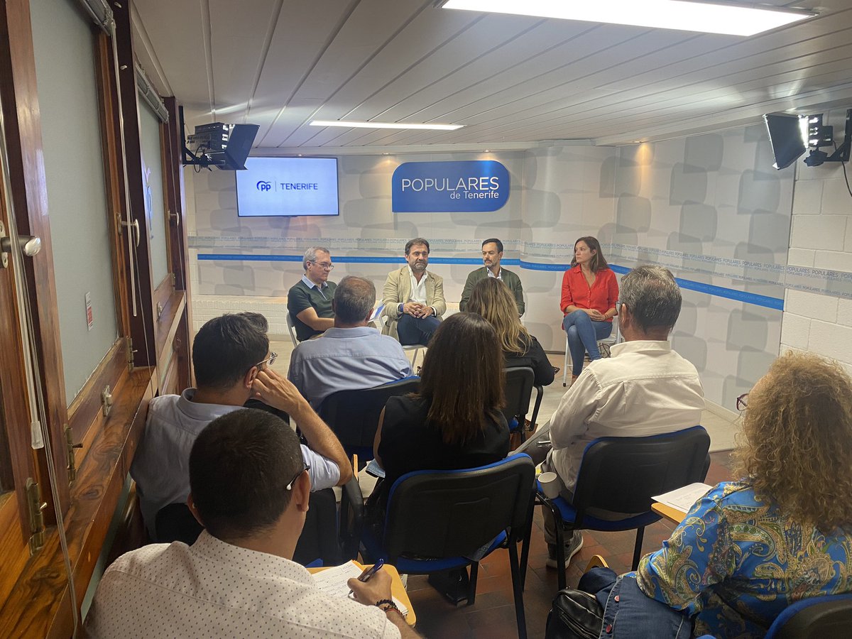 pptenerife's tweet photo. 🔵 Nuestro candidato a presidir el @CabildoTenerife, @Lope_afonso, mantiene un encuentro de trabajo con los portavoces del PP de todo Tenerife

👉 Recogemos las propuestas de cada municipio para incluirlas en el trámite presupuestario insular https://t.co/49IqfFegG7