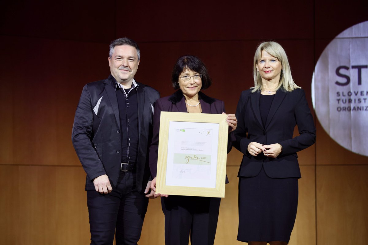 🏆Slovenska turistična organizacija je podelila nagrado Sejalec 2022 za inovativne dosežke v turizmu. 

🥇Prejelo jo je doživetje Tajni prostori hotela Jama prijavitelja Postojnska jama. 

Doživetje odstira ekskluziven vpogled v skrite prostore znotraj kultnega Hotela Jama.